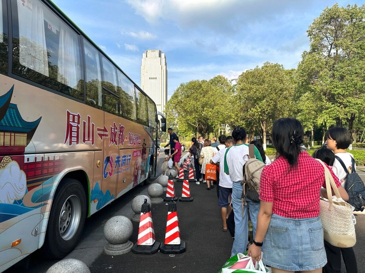 天府行便民快巴获新华社权威报路：让“双城记”更便捷，跑出民生幸福“加快度”！